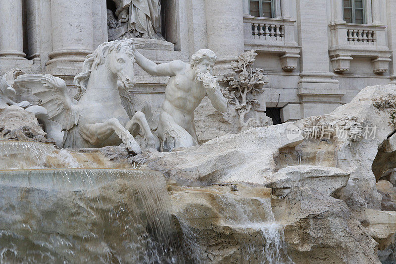 罗马特莱维喷泉(Fontana di Trevi)的雕像和马雕塑